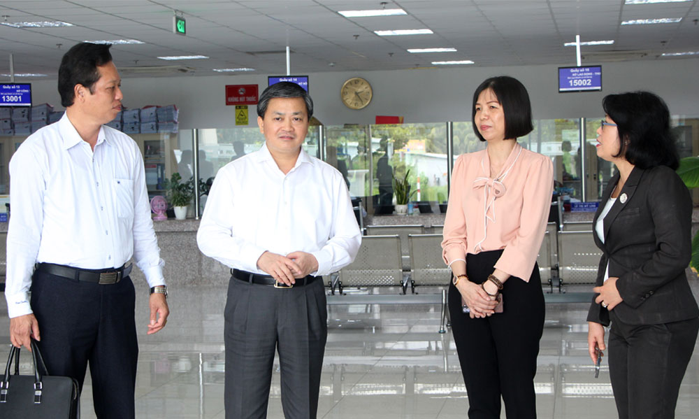 Đồng chí Lê Đức Thọ - Bí thư Tỉnh ủy Bến Tre (thứ 2, từ trái sang) tham quan Trung tâm dịch vụ hành chính công tỉnh Tiền Giang (Ảnh: Phương Thảo).